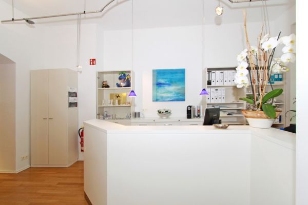 Rezeption und Anmeldung der Zahnarztpraxis Zahnmedizin Schwabing