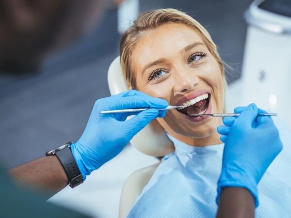 Zahnarzt führt Professionelle Zahnreinigung in Schwabing durch