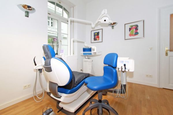 Behandlungsraum der Zahnarztpraxis Zahnmedizin Schwabing