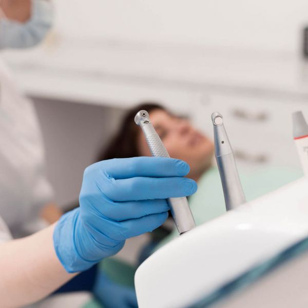 Zahnärztin greift Endodontie Geräte zur Wurzelkanalbehandlung in München Schwabing