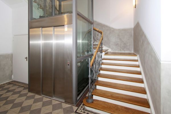 Aufzug zur Zahnarztpraxis Zahnmedizin Schwabing