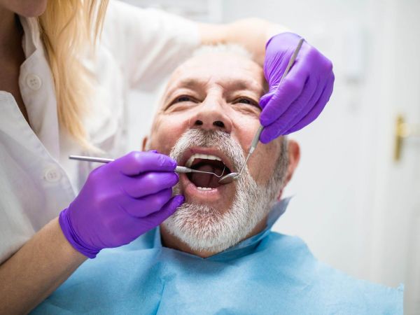 Parodontologe führt eine gründliche Zahnfleischuntersuchung durch