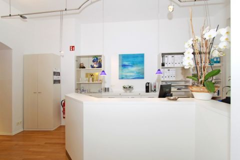 Rezeption und Anmeldung der Zahnarztpraxis Zahnmedizin Schwabing