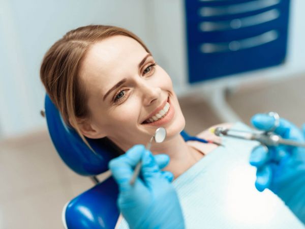 Parodontologische Behandlung für ein gesundes Lächeln